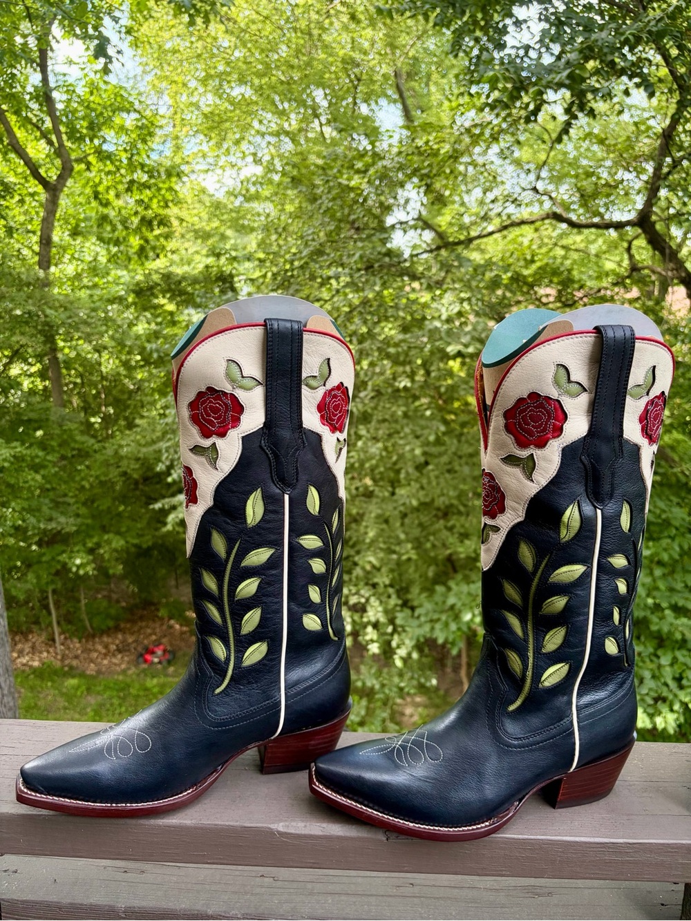Tecovas Limited Edition Midnight Cream and Red Roses - Picture 2 of 10